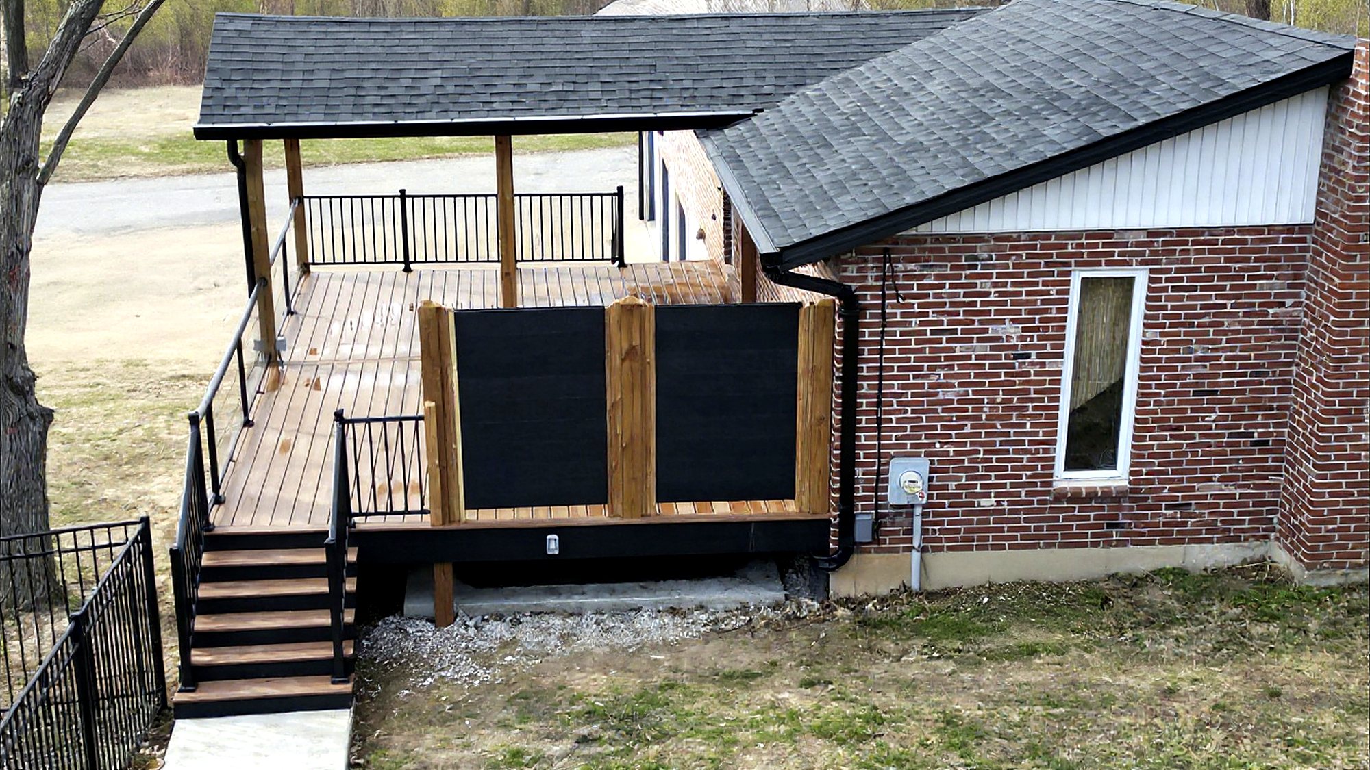 Deck with cedar-framed privacy screens and stairs down to the yard